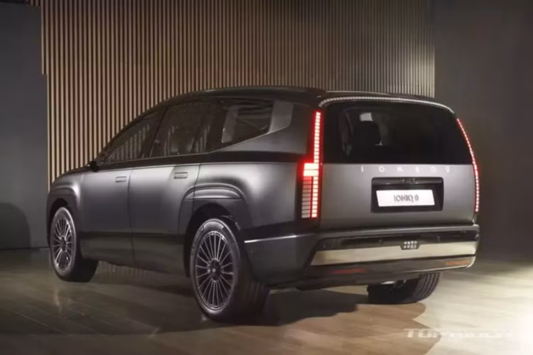 Trong khi đó, khu vực đầu xe lại được thiết kế tròn trịa. Hệ thống đèn cũng là điểm nhấn của mẫu SUV điện cỡ lớn này. Trong đó, dải đèn LED định vị ban ngày và đèn hậu của xe đều được thiết kế dạng điểm ảnh Parametric Pixels. Đặt dọc bên dưới đèn LED định vị ban ngày là cụm đèn pha chính của xe.