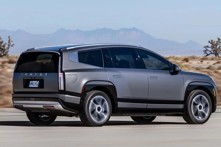 Người dùng có thể sử dụng sạc nhanh DC 350 kW để sạc pin từ 10% lên 80% trong thời gian 24 phút. Cuối cùng là những trang bị an toàn như 10 túi khí tiêu chuẩn, hỗ trợ bám làn đường và hệ thống hỗ trợ lái trên cao tốc thế hệ thứ hai.