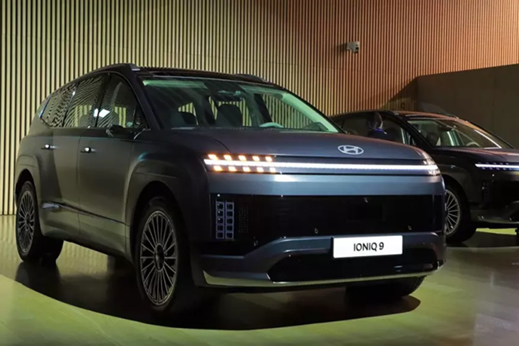 Được phát triển dựa trên cơ sở gầm bệ E-GMP quen thuộc của tập đoàn Hyundai, Ioniq 9 nằm cùng phân khúc với VinFast VF9 và Kia EV9. Kích thước dài x rộng x cao của xe lần lượt là 5.060 x 1.980 x 1.790 mm và chiều dài cơ sở đạt 3.130 mm.