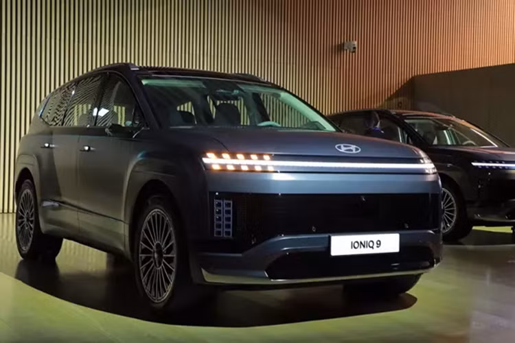 Được phát triển dựa trên cơ sở gầm bệ E-GMP quen thuộc của tập đoàn Hyundai, Ioniq 9 nằm cùng phân khúc với VinFast VF9 và Kia EV9. Kích thước dài x rộng x cao của xe lần lượt là 5.060 x 1.980 x 1.790 mm và chiều dài cơ sở đạt 3.130 mm.