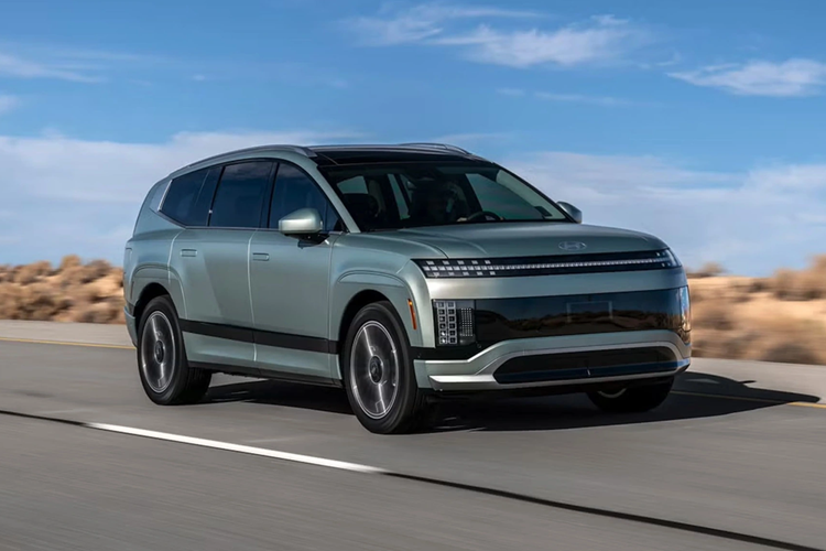 Khoang hành lý có thể tích 620 lít tiêu chuẩn hoặc 1.323 lít nếu hàng ghế cuối gập xuống. Thêm vào đó là ngăn chứa đồ có thể tích từ 52 - 88 lít bên dưới nắp ca-pô. Tương tự các mẫu xe Hyundai đời mới khác, Ioniq 9 cũng sở hữu màn hình cong đặt nổi trên mặt táp-lô, tích hợp bảng đồng hồ kỹ thuật số và màn hình thông tin giải trí cùng có kích thước 12 inch.