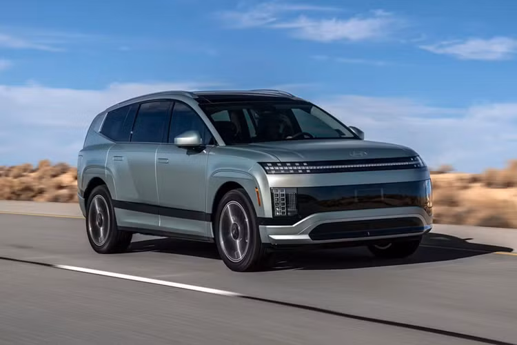 Khoang hành lý có thể tích 620 lít tiêu chuẩn hoặc 1.323 lít nếu hàng ghế cuối gập xuống. Thêm vào đó là ngăn chứa đồ có thể tích từ 52 - 88 lít bên dưới nắp ca-pô. Tương tự các mẫu xe Hyundai đời mới khác, Ioniq 9 cũng sở hữu màn hình cong đặt nổi trên mặt táp-lô, tích hợp bảng đồng hồ kỹ thuật số và màn hình thông tin giải trí cùng có kích thước 12 inch.