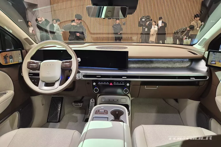 Tùy theo thị trường, xe sẽ dùng camera kỹ thuật số hoặc gương chiếu hậu truyền thống. Bên cạnh đó là tay nắm cửa ẩn và nóc dốc về phía sau, giúp xe có hệ số lực cản không khí thấp, chỉ dừng ở mức 0,259 Cd, vượt qua cả Mercedes-Benz EQS SUV. Vành la-zăng của mẫu xe này có đường kính 19 inch tiêu chuẩn và 20 inch hoặc 21 inch tùy chọn.