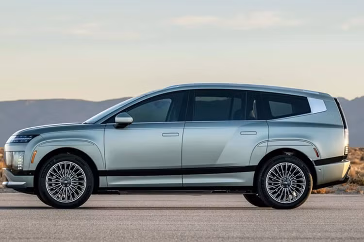 Riêng phiên bản Performance dùng hệ dẫn động AWD tiêu chuẩn với 2 mô-tơ điện mạnh 218 mã lực trên cả hai cầu. Pin của Hyundai Ioniq 9 có dung lượng 110,3 kWh, cho phép xe chạy đến 532 km sau một lần sạc đầy pin ở phiên bản Long-Range RWD dùng vành 19 inch.