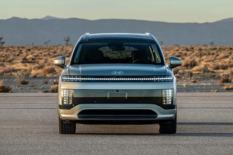 Tại thị trường Hàn Quốc, Hyundai Ioniq 9 có 2 phiên bản là Long-Range và Performance. Trong đó, phiên bản Long-Range sở hữu hệ dẫn động RWD tiêu chuẩn và AWD tùy chọn. Phiên bản Long-Range RWD sở hữu mô-tơ điện mạnh 218 mã lực và 350 Nm nằm trên cầu sau. Trong khi đó, Long-Range AWD có thêm mô-tơ điện mạnh 95 mã lực và 255 Nm ở cầu trước.