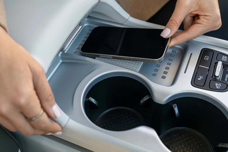 Bên trong xe, Hyundai Ioniq 9 sở hữu không gian nội thất 3 hàng ghế với 2 cấu hình 6 chỗ và 7 chỗ ngồi. Hàng ghế trước của xe có tính năng chỉnh điện và massage. Trong khi đó, hàng ghế giữa có thể xoay về phía sau, đối diện với hàng ghế cuối với điều kiện xe đang đứng im tại chỗ.