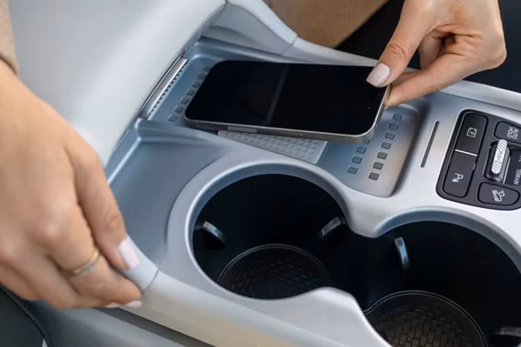 Bên trong xe, Hyundai Ioniq 9 sở hữu không gian nội thất 3 hàng ghế với 2 cấu hình 6 chỗ và 7 chỗ ngồi. Hàng ghế trước của xe có tính năng chỉnh điện và massage. Trong khi đó, hàng ghế giữa có thể xoay về phía sau, đối diện với hàng ghế cuối với điều kiện xe đang đứng im tại chỗ.