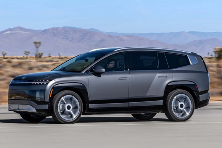 Ngoài ra, xe còn được trang bị hệ thống đèn viền trang trí nội thất, điều hòa tự động 3 vùng, cửa gió nằm trên trần xe, cổng USB Type C 100 W ở cả 3 hàng ghế, hệ thống âm thanh 8 loa tiêu chuẩn hoặc 14 loa tùy chọn và cửa sổ trời toàn cảnh Panorama.