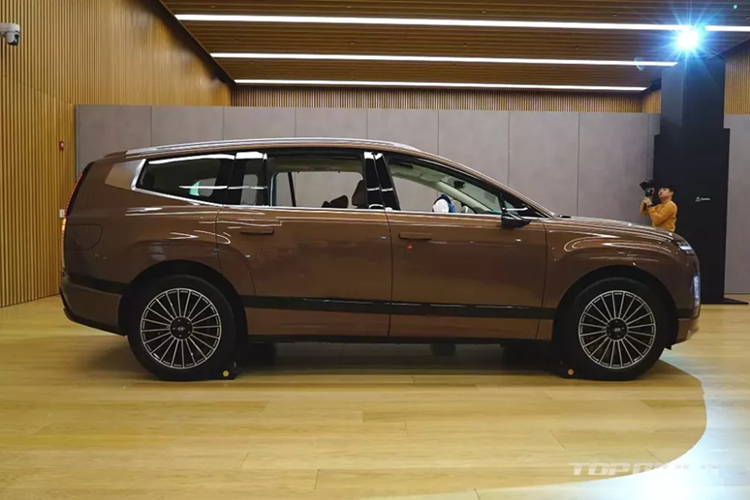 Là phiên bản thương mại của mẫu xe ý tưởng SEVEN Concept từng ra mắt vào hồi tháng 11/2021, SUV điện Hyundai Ioniq 9 sở hữu thiết kế gây tranh cãi, đặc biệt là khu vực phía sau. Tại đây, xe được thiết kế phẳng và thẳng đứng, tương tự Hyundai Santa Fe thế hệ mới, nhằm tối ưu hóa khoang hành lý.