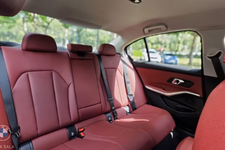 Thiết kế này gợi liên tưởng đến các mẫu xe của Peugeot nhưng vẫn giữ phong cách thể thao đặc trưng của BMW nhờ kích thước lớn và cảm giác cầm chắc tay.