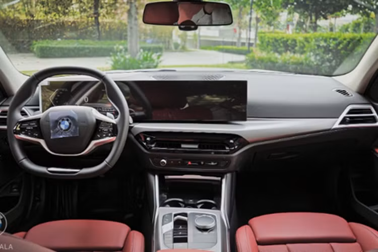 Trong khi đó, màu xanh Portimao Blue đặc trưng sẽ chỉ xuất hiện trên phiên bản M Sport. Nâng cấp đáng chú ý nhất của BMW 3 Series mới nằm ở nội thất. Điểm nhấn rõ rệt là vô lăng thiết kế mới với kiểu dáng 2 chấu, vát phẳng cả phần trên và dưới.