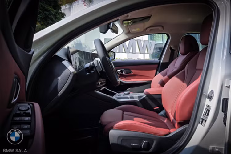 Ngoài ra, xe được trang bị sẵn camera hành trình ACE 3.0 Pro chính hãng, tính năng sạc không dây, hệ thống kết nối BMW ConnectedDrive và các chi tiết ốp trang trí bằng nhôm kiểu Fine Brush. Đáng tiếc là màn hình hiển thị thông tin trên kính lái (HUD) đã bị lược bỏ trên phiên bản này, trong khi trước đây nó là trang bị tiêu chuẩn.