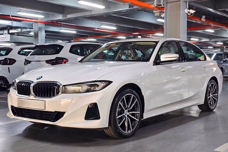 Nội thất của xe vẫn có ba tùy chọn màu sắc bao gồm: đỏ Tacora Red, nâu cognac và đen. Toàn bộ ghế ngồi sử dụng vật liệu da Sensatec. Trước đây, các bản M Sport cao cấp hơn được bọc da thật Vernasca. Cung cấp sức mạnh cho BMW 320i Sport Line 2025 vẫn là động cơ I4 2.0L tăng áp, cho công suất 184 mã lực và mô-men xoắn cực đại 300 Nm.