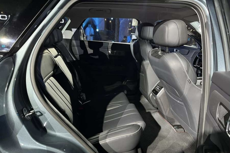 Khoang cabin của J7 PHEV nổi bật với màn hình giải trí 14,8 inch hỗ trợ Apple CarPlay/Android Auto, đồng hồ kỹ thuật số 10,25 inch, hệ thống âm thanh 8 loa Sony, cửa sổ trời toàn cảnh, điều hòa hai vùng độc lập, cùng ghế chỉnh điện tích hợp sưởi và làm mát.