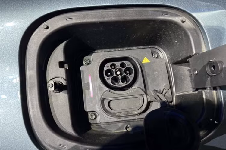 Mẫu SUV này được bảo hành 7 năm hoặc 1 triệu km cho toàn xe, riêng động cơ được bảo hành lên tới 10 năm – mức cam kết hiếm thấy trong phân khúc.