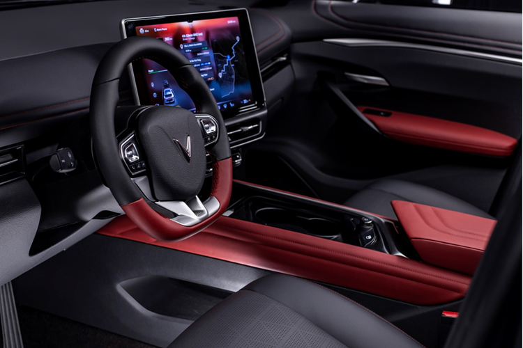 Với triết lý "Vũ trụ phi đối xứng", VF7 sở hữu vẻ bề ngoài cá tính và mạnh mẽ. Thiết kế nội thất tập trung vào người lái, cộng hưởng hoàn hảo với những tính năng công nghệ thông minh, kiến tạo không gian trải nghiệm phóng khoáng và thú vị.