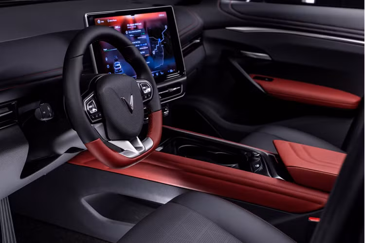 Với triết lý "Vũ trụ phi đối xứng", VF7 sở hữu vẻ bề ngoài cá tính và mạnh mẽ. Thiết kế nội thất tập trung vào người lái, cộng hưởng hoàn hảo với những tính năng công nghệ thông minh, kiến tạo không gian trải nghiệm phóng khoáng và thú vị.