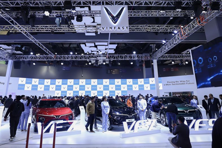 Chúng tôi tin rằng VF6 và VF7 sẽ là nhân tố thay đổi cuộc chơi, góp phần thúc đẩy sự phát triển của ngành xe điện quốc gia. Sự hiện diện của VinFast và hệ sinh thái xe điện của chúng tôi không chỉ là lời khẳng định cho cam kết lâu dài với thị trường, mà còn thể hiện tầm nhìn của VinFast trong việc mang đến những giải pháp di chuyển công nghệ cao và bền vững”.
