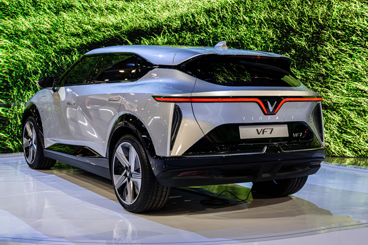 Với triết lý "Cặp đối lập tự nhiên", VF6 tạo nên sự cân bằng hoàn hảo giữa các yếu tố tưởng chừng đối lập: thú vị và tinh tế, công nghệ và con người. Trong khi đó, mẫu SUV phân khúc C VF7 mang lại trải nghiệm lái phấn khích với động cơ mạnh mẽ.
