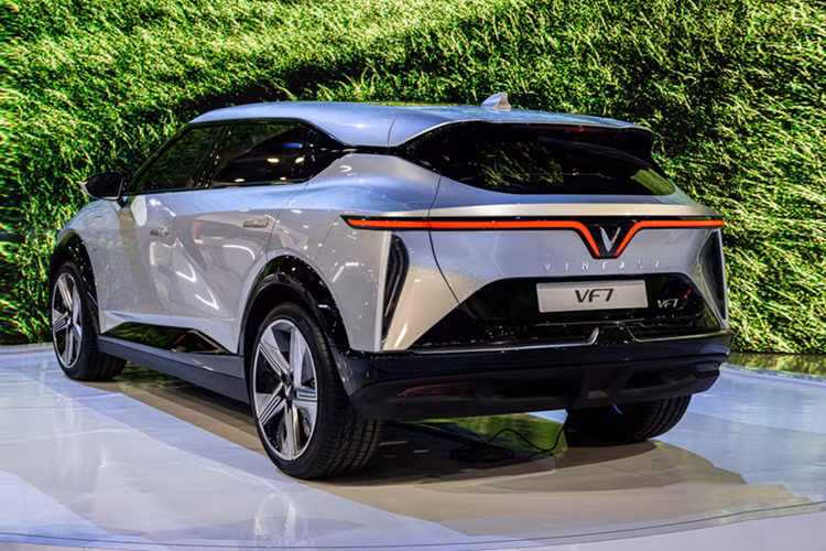 Với triết lý "Cặp đối lập tự nhiên", VF6 tạo nên sự cân bằng hoàn hảo giữa các yếu tố tưởng chừng đối lập: thú vị và tinh tế, công nghệ và con người. Trong khi đó, mẫu SUV phân khúc C VF7 mang lại trải nghiệm lái phấn khích với động cơ mạnh mẽ.