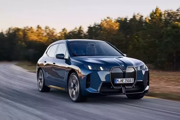 Ôtô điện của BMW đã có dấu hiệu tăng trưởng tích cực trong thời gian qua. Tuy nhiên, trong số các mẫu xe điện của BMW, có một sản phẩm lại gặp khó khăn trong việc thu hút khách hàng, đó là SUV cỡ trung iX. Kể từ khi ra mắt thị trường toàn cầu vào năm 2021, BMW iX chạy điện sở hữu doanh số không mấy ấn tượng.