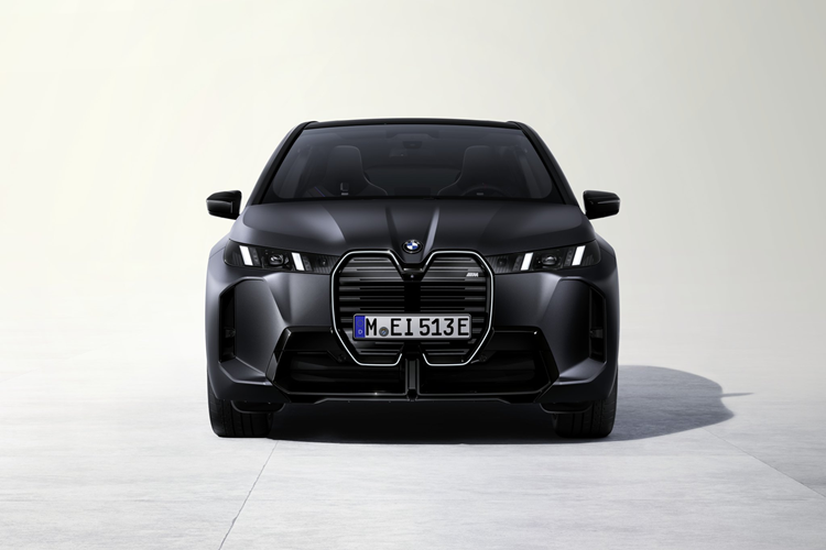 Bên cạnh đó, BMW iX 2025 còn có thêm bơm nhiệt với hiệu suất hoạt động tốt hơn, cho phép tận dụng nhiệt thừa từ hệ truyền động, pin và không khí xung quanh để sưởi ấm nội thất. Ngoài ra, nhiệt này cũng có thể dùng để làm ấm pin như một cách để kéo dài quãng đường di chuyển.