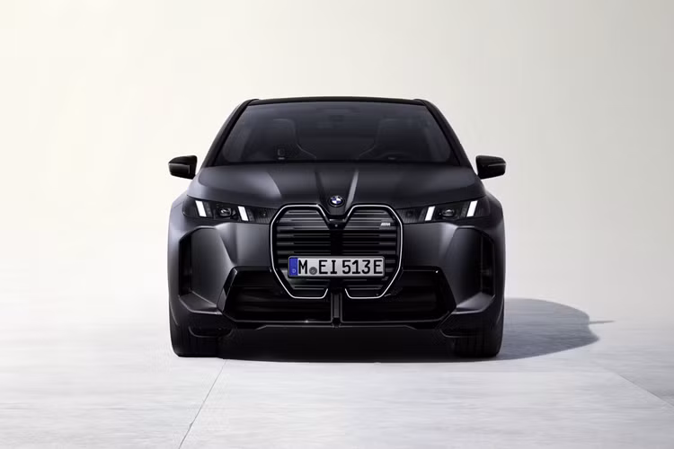 Bên cạnh đó, BMW iX 2025 còn có thêm bơm nhiệt với hiệu suất hoạt động tốt hơn, cho phép tận dụng nhiệt thừa từ hệ truyền động, pin và không khí xung quanh để sưởi ấm nội thất. Ngoài ra, nhiệt này cũng có thể dùng để làm ấm pin như một cách để kéo dài quãng đường di chuyển.