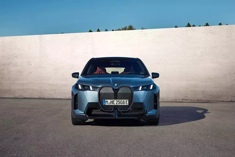 Để cải thiện sức hút của iX, hãng BMW đã bổ sung phiên bản nâng cấp giữa vòng đời cho dòng xe điện này. So với phiên bản cũ, BMW iX 2025 mới đã được cải tiến cả thiết kế ngoại thất và trang bị nội thất. Đặc biệt, BMW iX 2025 đã có thêm bản tiêu chuẩn mới mang tên xDrive45 giúp giảm giá khởi điểm.