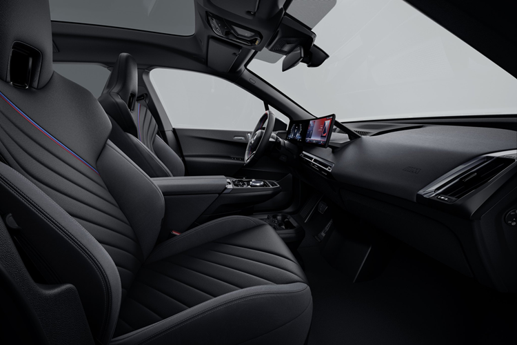 Thay đổi lớn nhất của khu vực nội thất nằm ở ghế New M Multi-Function mới được trang bị tiêu chuẩn cho bản M70. Ghế đã được cải tiến so với trước với tính năng làm mát chủ động và tựa lưng rộng hơn. Ghế có thể bọc bằng nhiều chất liệu như giả da Sensatec, da tự nhiên Amido hoặc da Castanea.