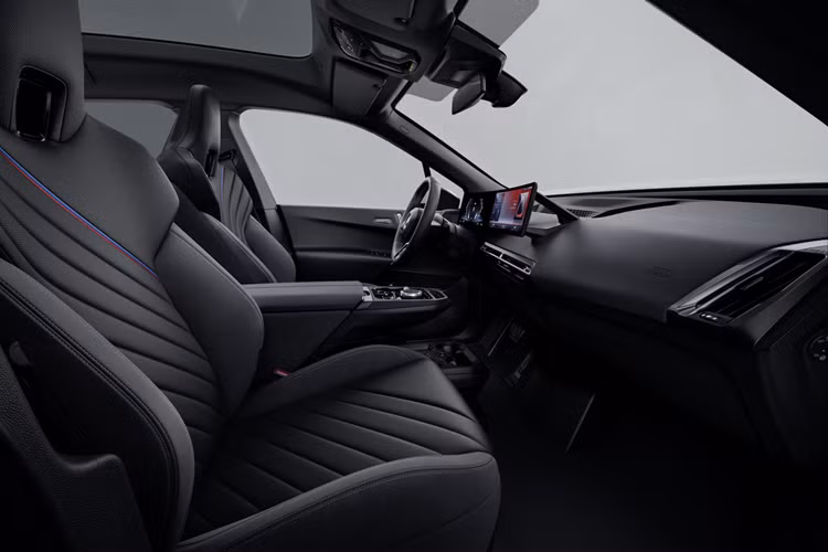 Thay đổi lớn nhất của khu vực nội thất nằm ở ghế New M Multi-Function mới được trang bị tiêu chuẩn cho bản M70. Ghế đã được cải tiến so với trước với tính năng làm mát chủ động và tựa lưng rộng hơn. Ghế có thể bọc bằng nhiều chất liệu như giả da Sensatec, da tự nhiên Amido hoặc da Castanea.