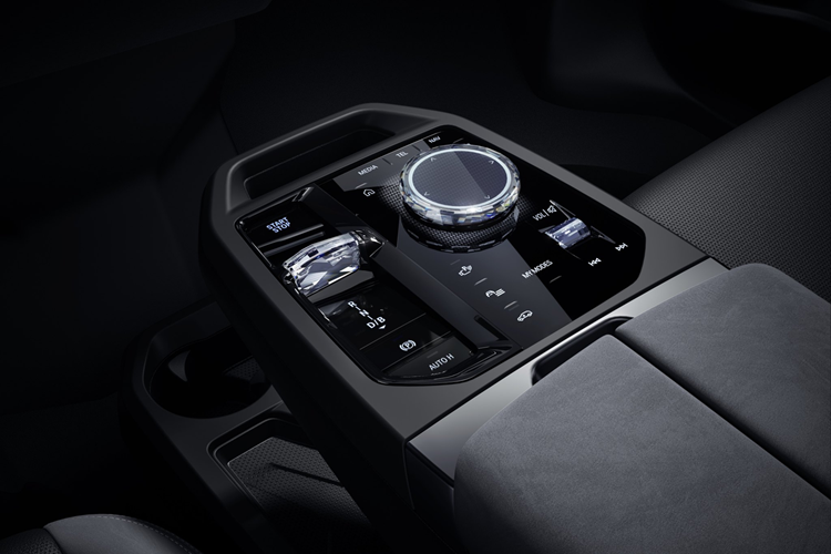 BMW iX 2025 dùng vành hợp kim 20 inch tiêu chuẩn và 21 inch hoặc 22 inch tùy chọn. Trong khi đó, vành 23 inch lần đầu tiên xuất hiện trong danh sách trang bị tùy chọn của bản M70. Bước vào bên trong BMW iX 2025, người dùng sẽ bắt gặp thiết kế và trang bị khá quen thuộc. Xe vẫn sở hữu màn hình cong dùng hệ điều hành Operating System 8.5 như trước.