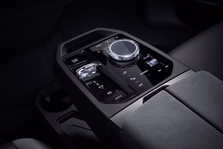 BMW iX 2025 dùng vành hợp kim 20 inch tiêu chuẩn và 21 inch hoặc 22 inch tùy chọn. Trong khi đó, vành 23 inch lần đầu tiên xuất hiện trong danh sách trang bị tùy chọn của bản M70. Bước vào bên trong BMW iX 2025, người dùng sẽ bắt gặp thiết kế và trang bị khá quen thuộc. Xe vẫn sở hữu màn hình cong dùng hệ điều hành Operating System 8.5 như trước.