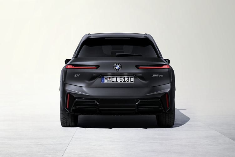 Tại thị trường Mỹ, BMW iX 2025 có giá dao động từ 75.100 - 111.500 USD. Xe sẽ bắt đầu được bàn giao cho khách hàng vào nửa cuối năm nay.