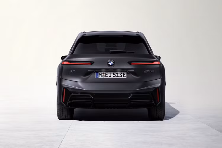 Tại thị trường Mỹ, BMW iX 2025 có giá dao động từ 75.100 - 111.500 USD. Xe sẽ bắt đầu được bàn giao cho khách hàng vào nửa cuối năm nay.