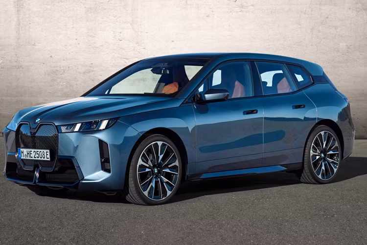 Bên ngoài, BMW iX 2025 được trang bị lưới tản nhiệt mới với những nan chéo, tương tự phong cách được áp dụng cho X3. Lưới tản nhiệt còn được tích hợp thêm đèn LED ẩn, mang đến hiệu ứng ấn tượng hơn trong đêm. Thay đổi còn lại nằm ở chắn bùn trước/sau với thiết kế bớt rối mắt hơn.