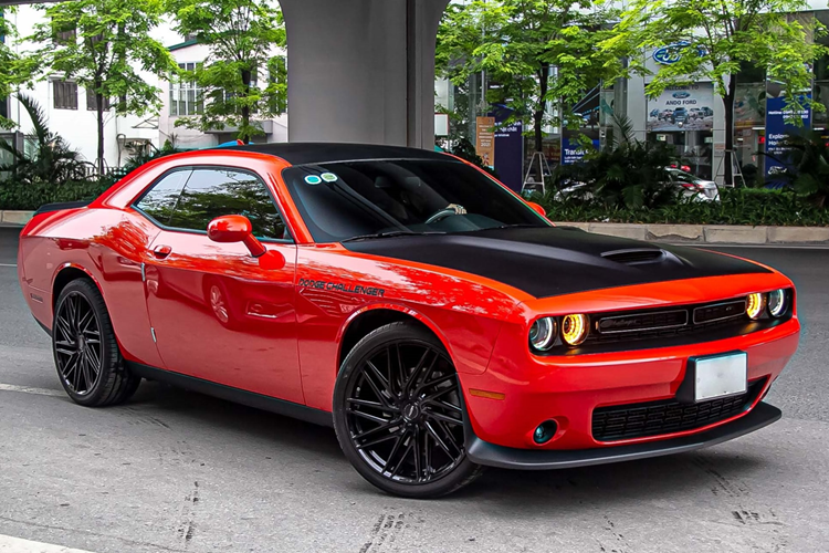 Vô-lăng được tích hợp nút bấm rảnh tay, đi kèm cụm đồng hồ kết hợp analog và màn hình điện tử. Màn hình giải trí trung tâm hướng về phía người lái, mang lại trải nghiệm lái trực quan. Xe có cấu hình 2+2 chỗ ngồi, phù hợp cho cả nhu cầu cá nhân lẫn gia đình nhỏ. 