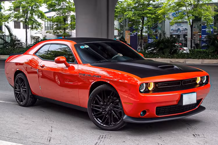 Vô-lăng được tích hợp nút bấm rảnh tay, đi kèm cụm đồng hồ kết hợp analog và màn hình điện tử. Màn hình giải trí trung tâm hướng về phía người lái, mang lại trải nghiệm lái trực quan. Xe có cấu hình 2+2 chỗ ngồi, phù hợp cho cả nhu cầu cá nhân lẫn gia đình nhỏ. 