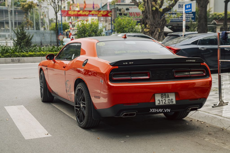 Nhờ cấu hình này, xe có khả năng tăng tốc từ 0 - 96 km/h chỉ trong khoảng 6 giây, dù không mạnh mẽ như các phiên bản Hellcat hay SRT, nhưng vẫn đủ đáp ứng nhu cầu lái thể thao hàng ngày. Được biết, chủ nhân của chiếc Dodge Challenger GT này là người có đam mê đặc biệt với các mẫu xe đến từ Mỹ. Trong garage của anh hiện còn có nhiều mẫu xe nổi bật khác như: GMC Sierra 3500HD, Hummer H2, Ford Mustang… 