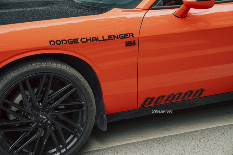 Cụm đèn pha LED hình tròn mang phong cách cổ điển, đi kèm dải đèn định vị tích hợp khe hút gió. Nắp ca-pô có thêm khe thông gió giúp tản nhiệt tốt hơn. Phía sau xe là cụm đèn hậu LED thiết kế hai chữ "C" đối xứng. 