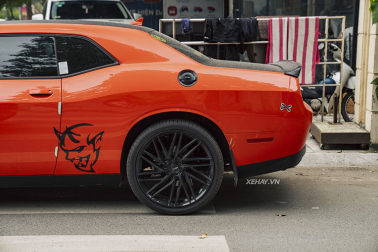 Những chi tiết như đường gân dập nổi hay thiết kế tối giản khiến chiếc Challenger GT có phần khác biệt so với các mẫu cơ bắp Mỹ thông thường. Về nội thất, khoang cabin của chiếc Challenger GT này mang tông đen chủ đạo, điểm xuyết bằng đường chỉ khâu trắng. 