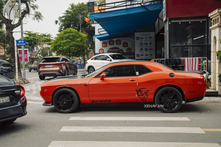 Dòng xe này nổi tiếng toàn cầu nhờ thiết kế mạnh mẽ, hiệu năng cao và mức giá dễ tiếp cận. Tại Mỹ, giá xe Dodge Challenger GT bán ra khởi điểm từ 35.300 USD (khoảng 860 triệu đồng), tuy nhiên khi nhập khẩu về Việt Nam và đóng đủ thuế phí, giá trị chiếc xe có thể vượt 3 tỷ đồng, chưa bao gồm chi phí lăn bánh.