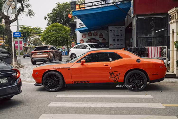 Dòng xe này nổi tiếng toàn cầu nhờ thiết kế mạnh mẽ, hiệu năng cao và mức giá dễ tiếp cận. Tại Mỹ, giá xe Dodge Challenger GT bán ra khởi điểm từ 35.300 USD (khoảng 860 triệu đồng), tuy nhiên khi nhập khẩu về Việt Nam và đóng đủ thuế phí, giá trị chiếc xe có thể vượt 3 tỷ đồng, chưa bao gồm chi phí lăn bánh.