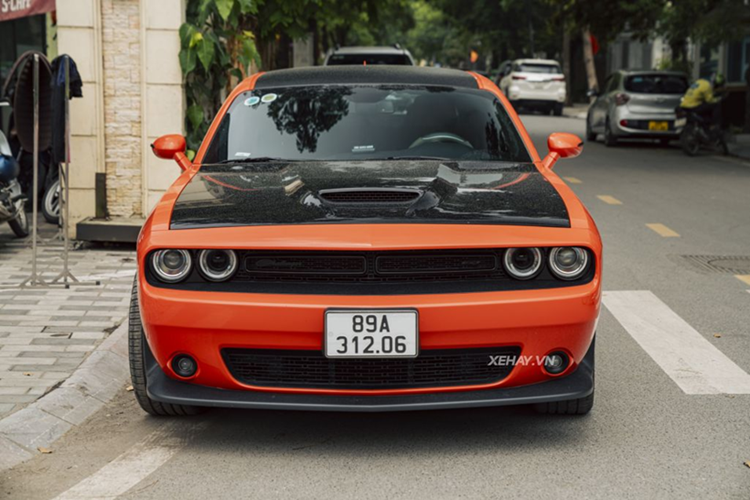 Không phải đại gia nào cũng lựa chọn dòng xe này, bởi phong cách cơ bắp Mỹ kén người chơi và chủ yếu dành cho những tay chơi xe cá tính, đam mê tốc độ. Dodge Challenger vốn là biểu tượng trong thế giới xe cơ bắp Mỹ, lần đầu ra mắt từ năm 1969 - 1970.