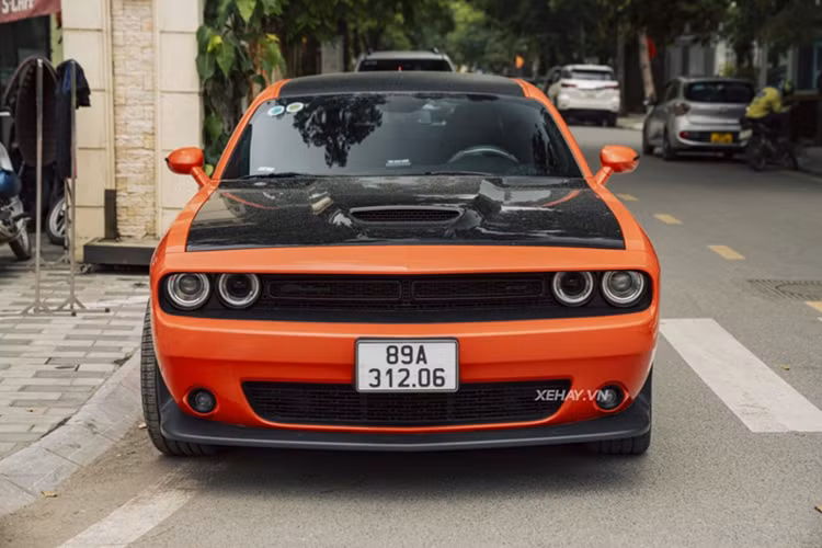 Không phải đại gia nào cũng lựa chọn dòng xe này, bởi phong cách cơ bắp Mỹ kén người chơi và chủ yếu dành cho những tay chơi xe cá tính, đam mê tốc độ. Dodge Challenger vốn là biểu tượng trong thế giới xe cơ bắp Mỹ, lần đầu ra mắt từ năm 1969 - 1970.