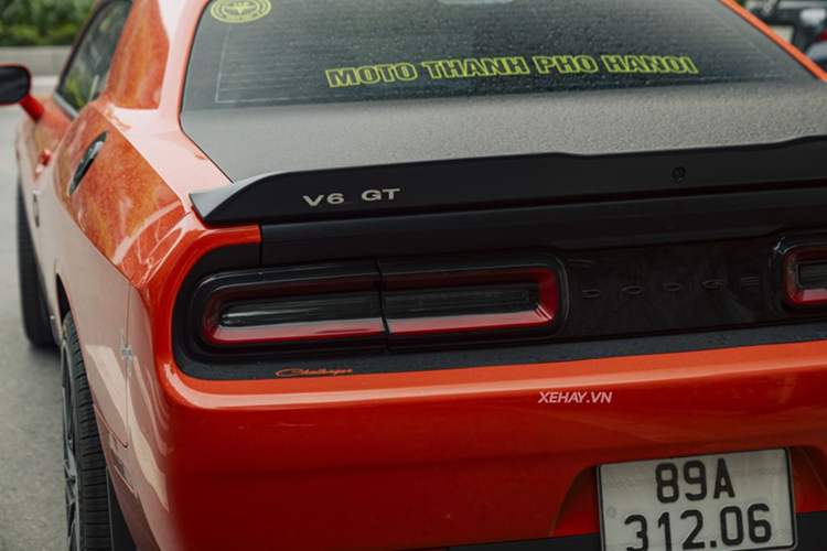 Cánh gió sơn đen trên nắp cốp và cặp ống xả đơn bố trí cân xứng tạo nên vẻ ngoài thể thao, khỏe khoắn. Xe được trang bị bộ mâm 5 chấu kép sơn đen kích thước 20 inch, kết hợp cùm phanh màu xám phía sau. 