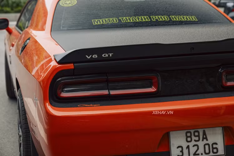 Cánh gió sơn đen trên nắp cốp và cặp ống xả đơn bố trí cân xứng tạo nên vẻ ngoài thể thao, khỏe khoắn. Xe được trang bị bộ mâm 5 chấu kép sơn đen kích thước 20 inch, kết hợp cùm phanh màu xám phía sau. 