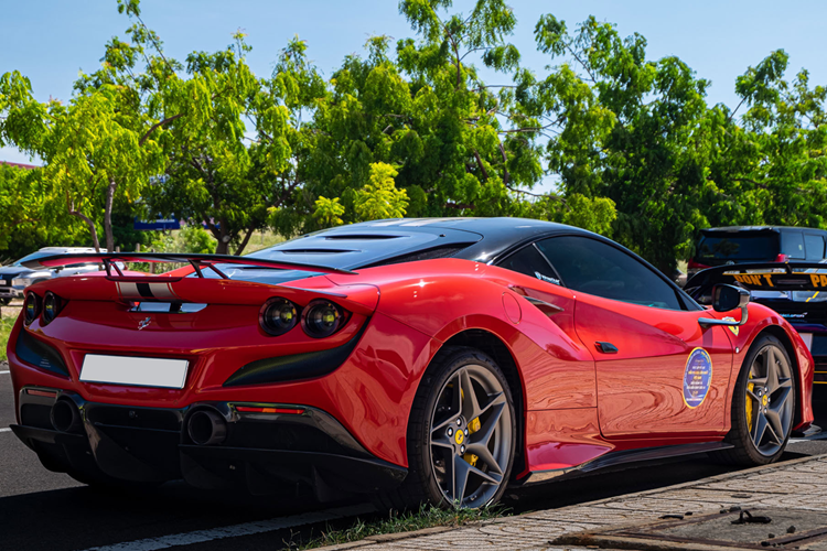 Hãng siêu xe Ý tuyên bố Ferrari F8 Tributo có khả năng tăng tốc từ vị trí xuất phát lên 100 km/h chỉ trong thời gian 2,9 giây, thêm 4,9 giây sẽ đạt tốc độ 200 km/h. Ngoài ra, F8 Tributo có thể chạm ngưỡng tốc độ tối đa lên đến 340 km/h, cao hơn 10 km/h so với Ferrari 488 GTB.