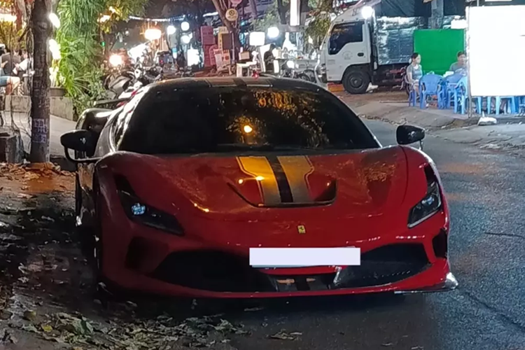 Mới đây, giới mê xe Sài thành lại có dịp được chiêm ngưỡng chiếc Ferrari F8 Tributo hàng hiếm được nhập về Việt Nam. So với các mẫu xe khác, nó trở nên đặc biệt vì có ngoại hình đã được độ body kit cũng như sọc kép để trông giống các mẫu xe hiệu suất cao nhà Ferrari.