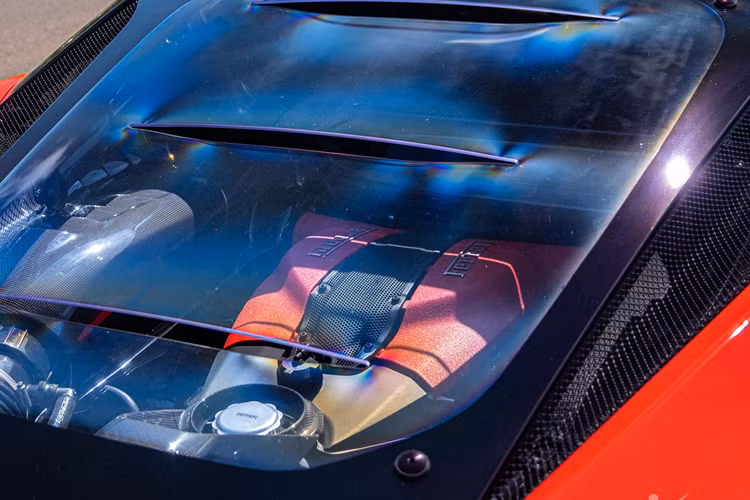 Siêu xe Ferrari F8 Tributo được trang bị khối động cơ V8, dung tích 3.9 lít, tăng áp kép sản sinh công suất tối đa 710 mã lực và mô-men xoắn cực đại 770 Nm.