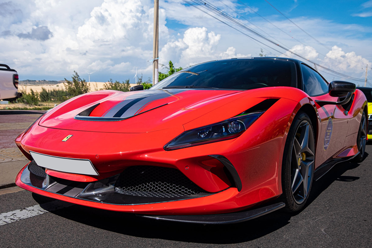 Bộ bodykit carbon của hãng độ Novitec đã làm cho ngoại thất chiếc siêu xe Ferrari F8 Tributo của đại gia Việt trở nên hiếu chiến hơn trước, đặc biệt là ở quả gương chiếu hậu carbon rất hấp dẫn. Đáng tiếc, xe vẫn đi cùng la-zăng nguyên bản.